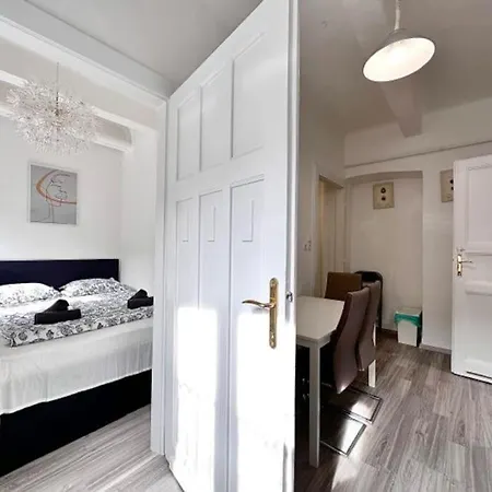 Synagogue 8ppl 2br 2bth بودابست