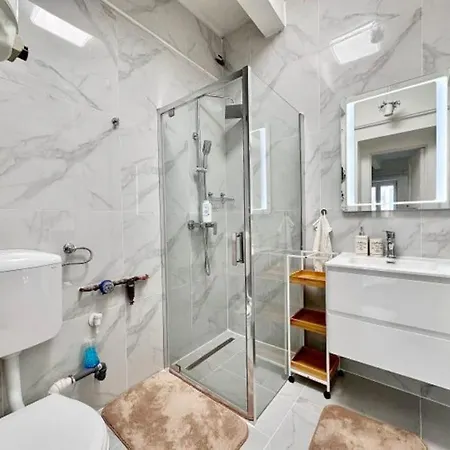 Synagogue 8ppl 2br 2bth