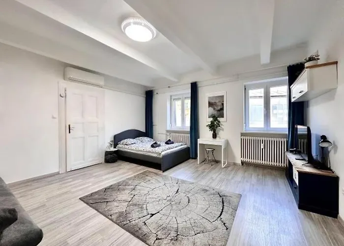 Synagogue 8ppl 2br 2bth *
