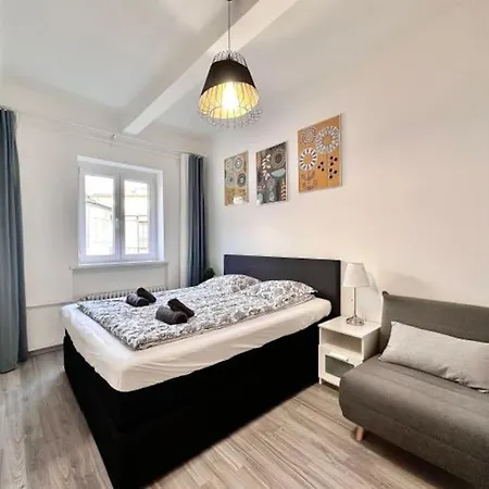 Synagogue 8ppl 2br 2bth *